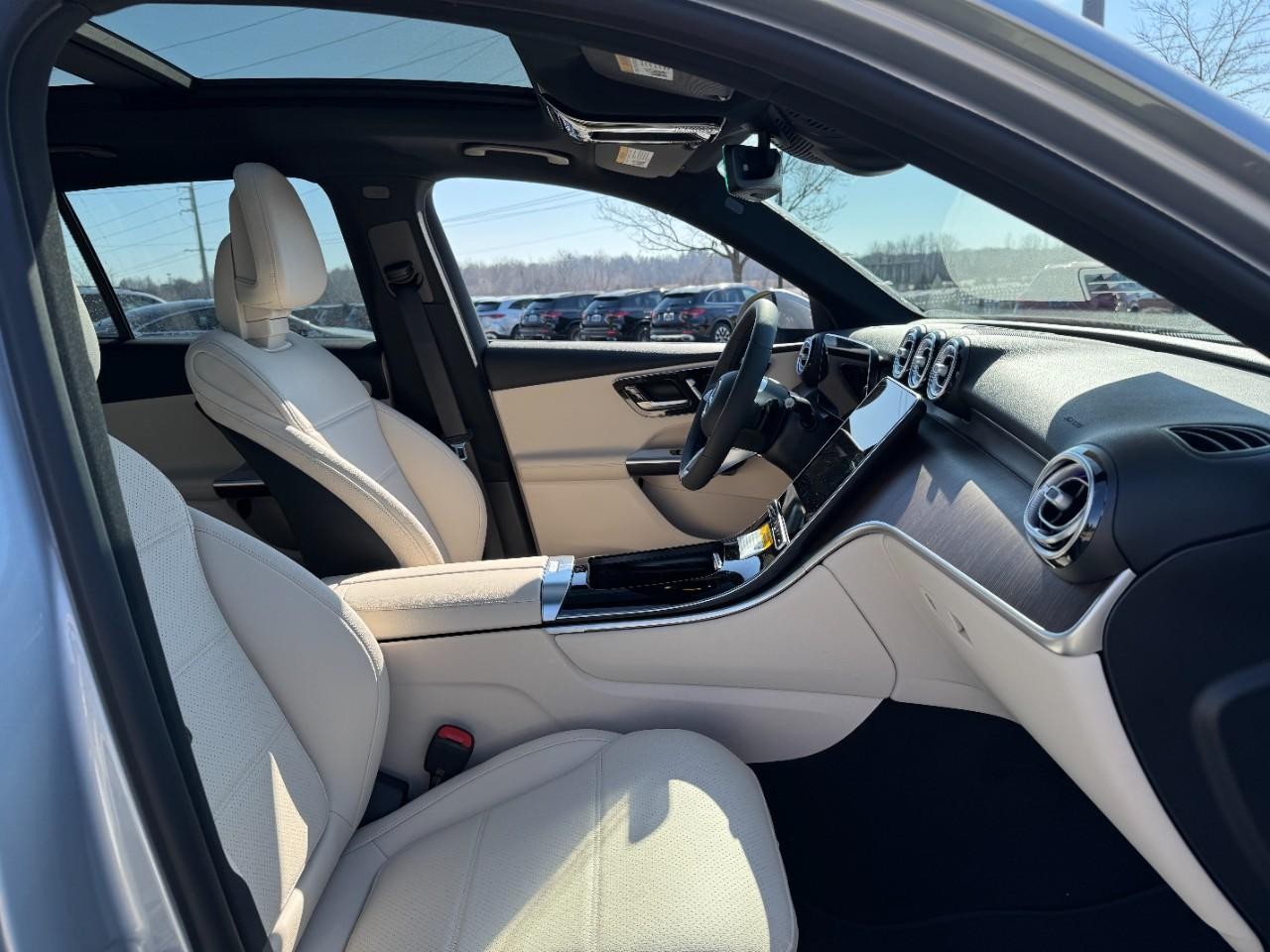 Mercedes-Benz GLC Vehicle Full-screen Gallery Image 16