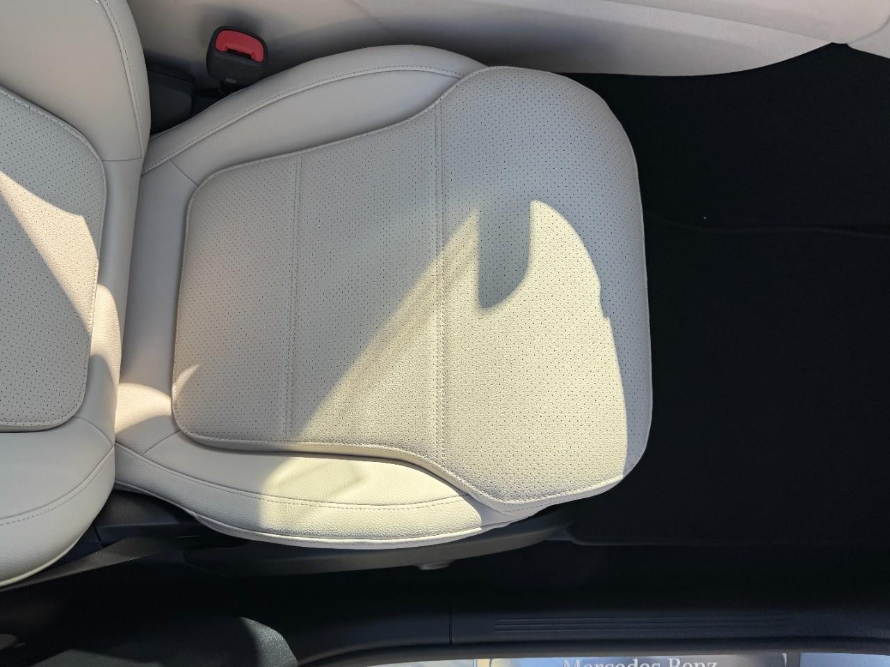 Mercedes-Benz GLC Vehicle Full-screen Gallery Image 17