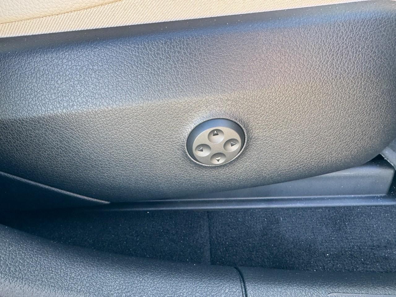 Mercedes-Benz GLC Vehicle Full-screen Gallery Image 18