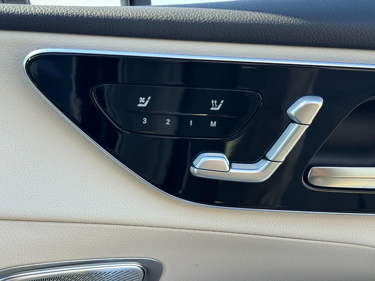 Mercedes-Benz GLC Vehicle Full-screen Gallery Image 19