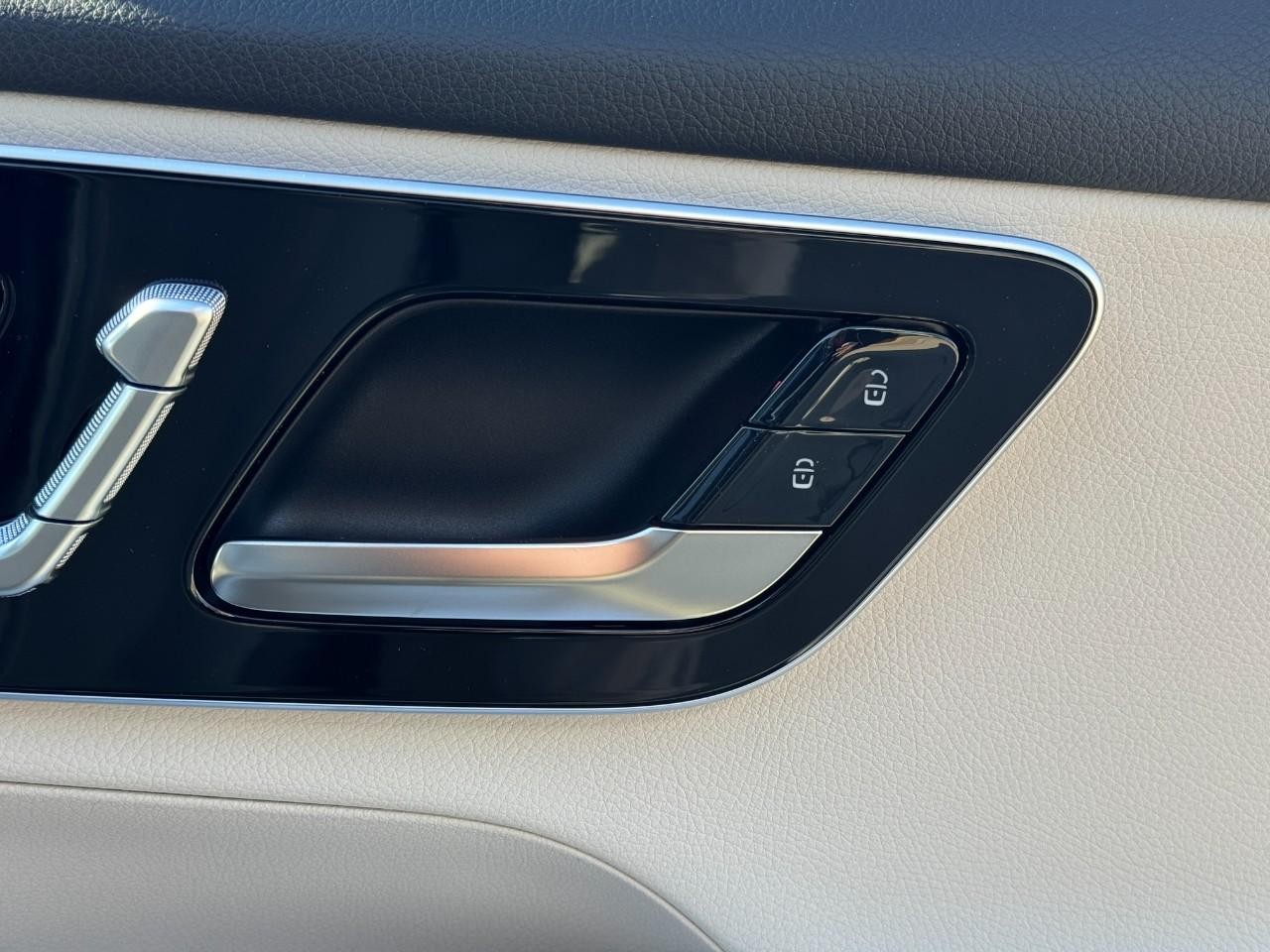 Mercedes-Benz GLC Vehicle Full-screen Gallery Image 20