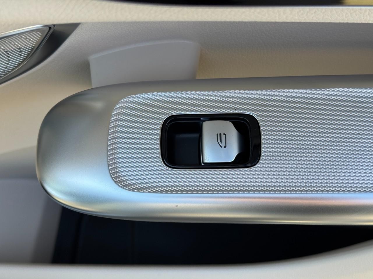 Mercedes-Benz GLC Vehicle Full-screen Gallery Image 21