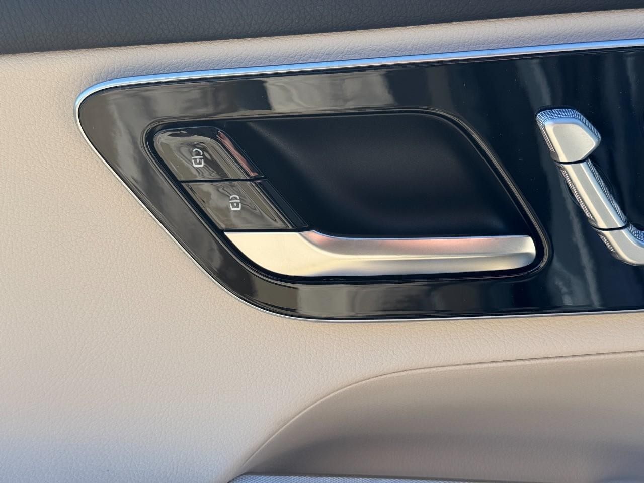 Mercedes-Benz GLC Vehicle Full-screen Gallery Image 23