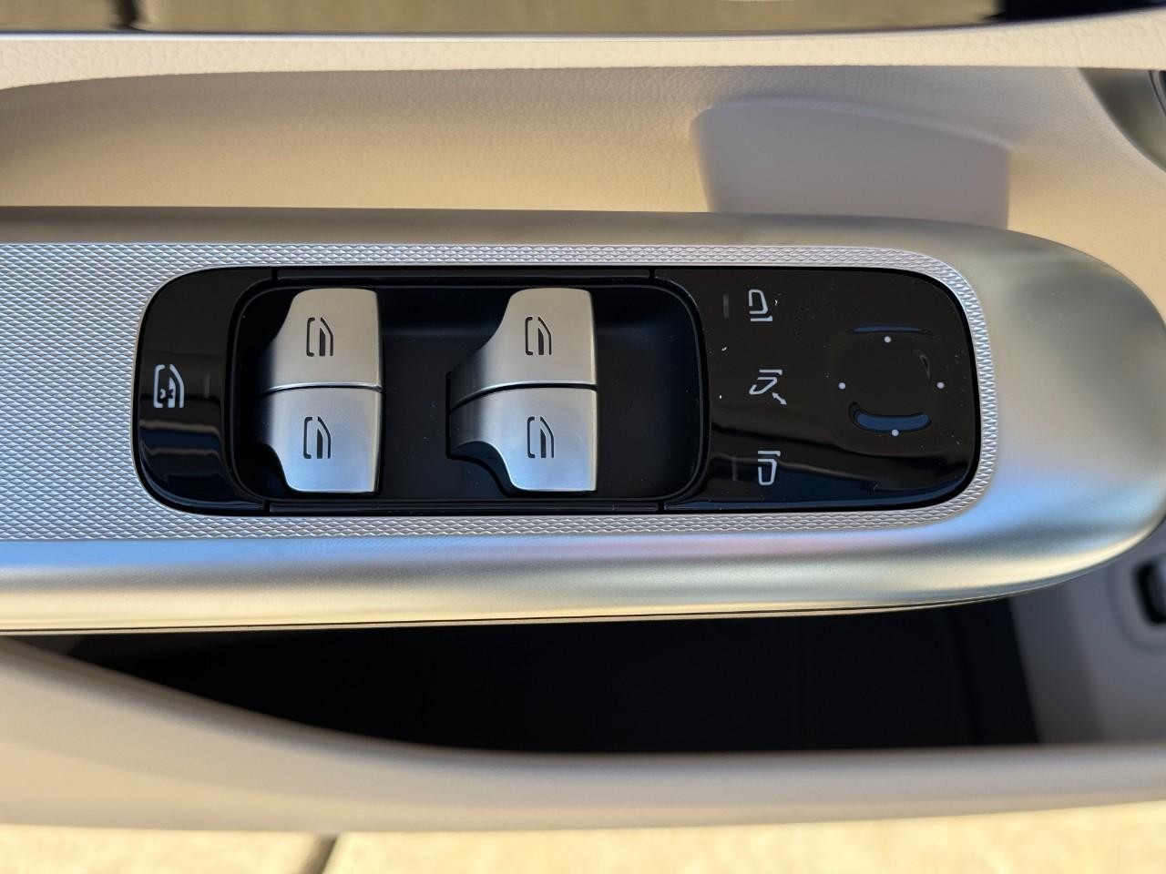 Mercedes-Benz GLC Vehicle Full-screen Gallery Image 24