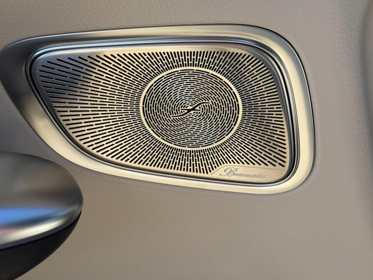 Mercedes-Benz GLC Vehicle Full-screen Gallery Image 25