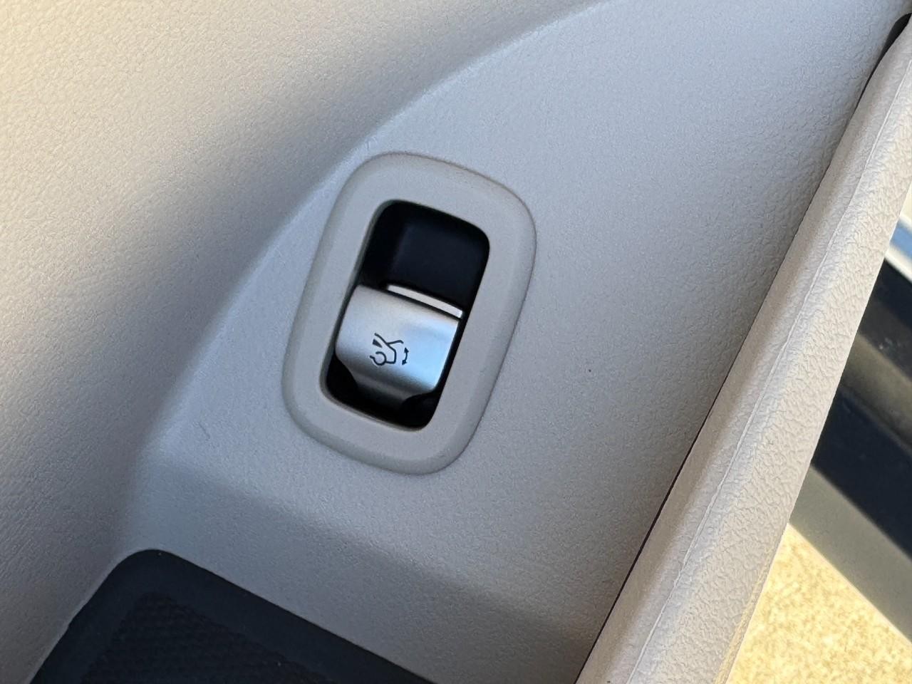 Mercedes-Benz GLC Vehicle Full-screen Gallery Image 26