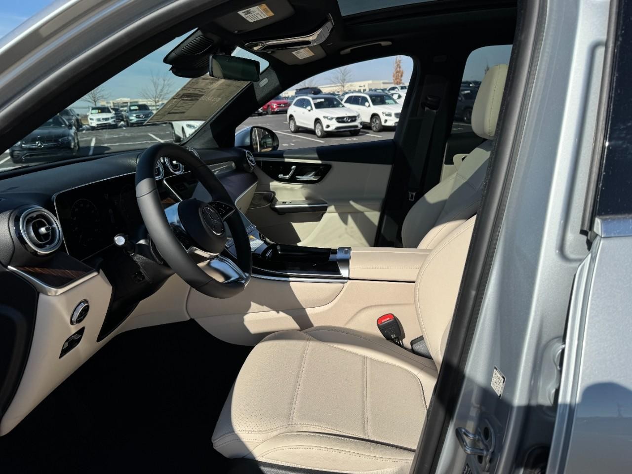 Mercedes-Benz GLC Vehicle Full-screen Gallery Image 27