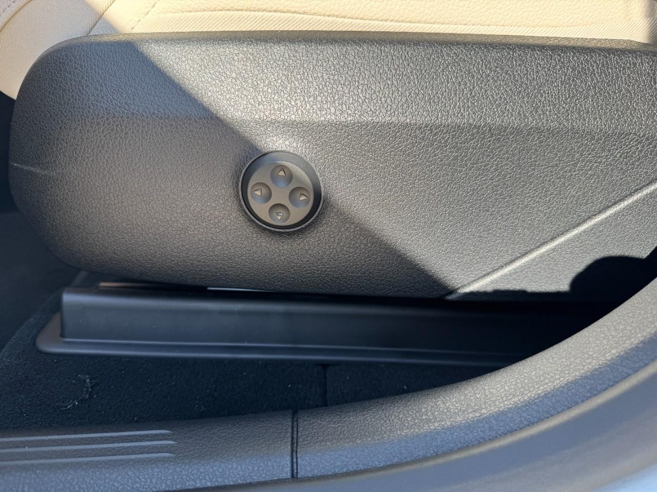 Mercedes-Benz GLC Vehicle Full-screen Gallery Image 29