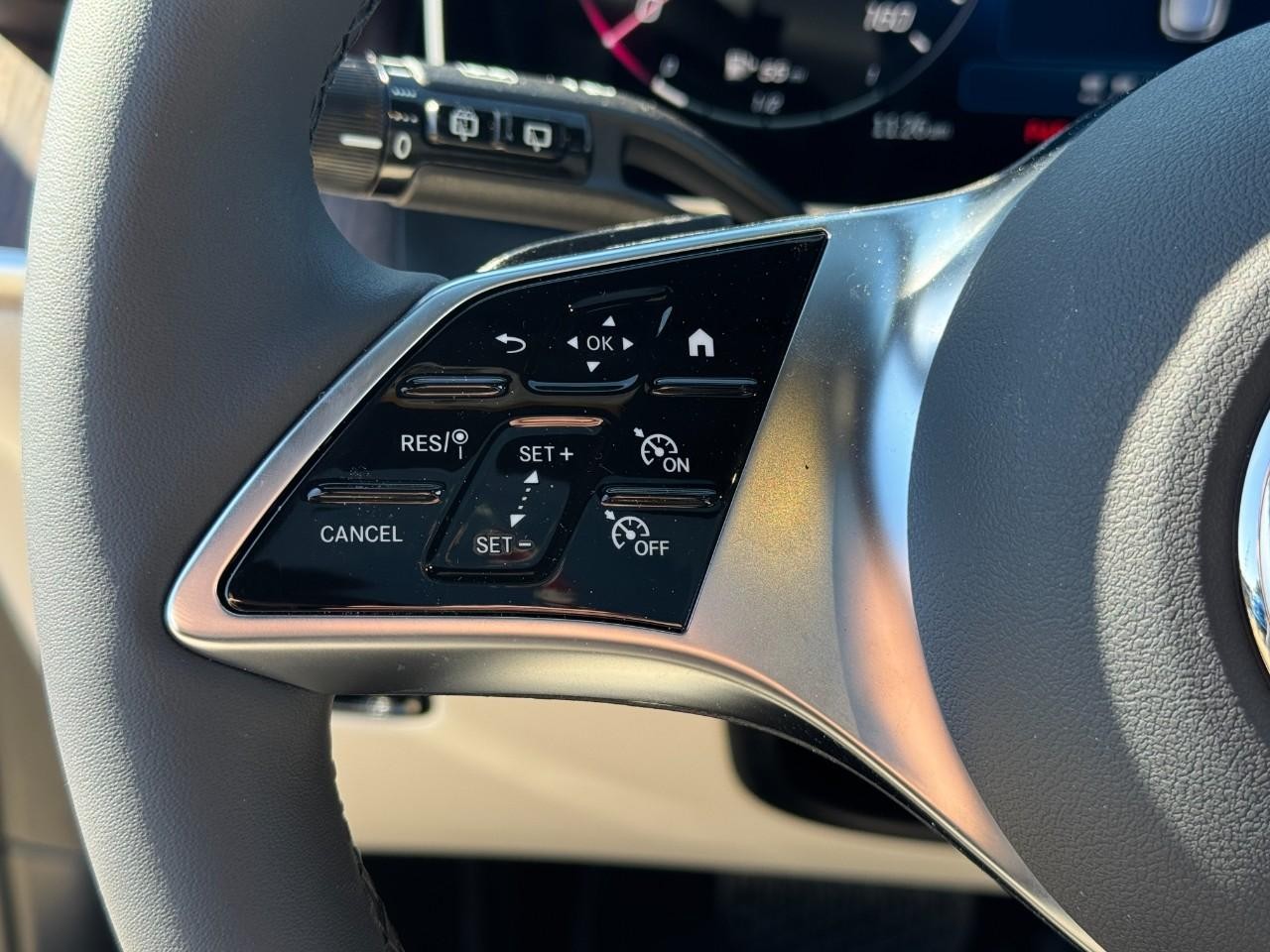 Mercedes-Benz GLC Vehicle Full-screen Gallery Image 30