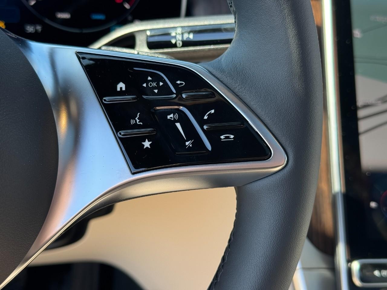 Mercedes-Benz GLC Vehicle Full-screen Gallery Image 31