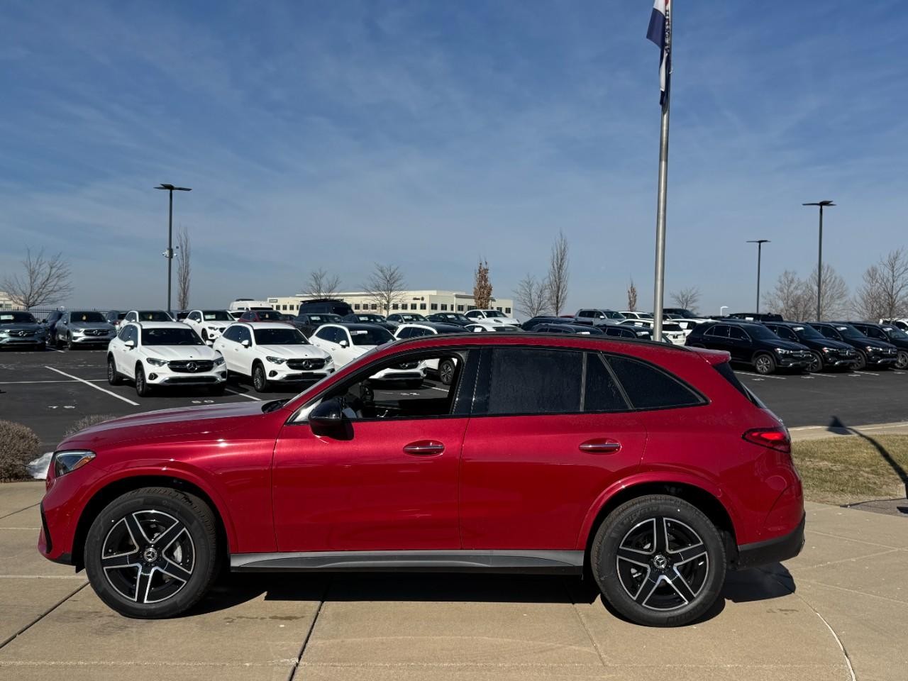 Mercedes-Benz GLC Vehicle Full-screen Gallery Image 2