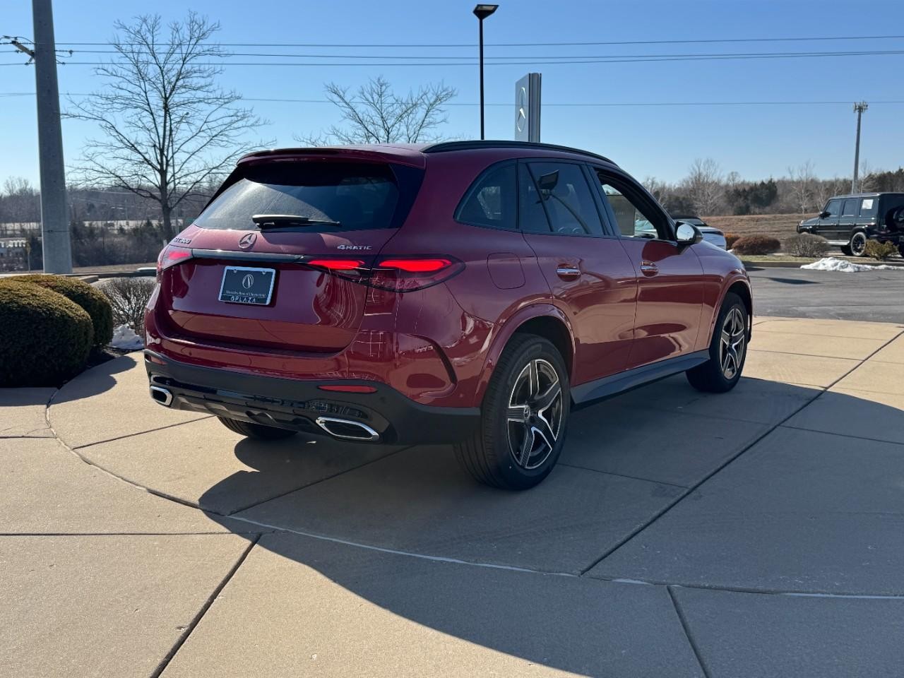 Mercedes-Benz GLC Vehicle Full-screen Gallery Image 4