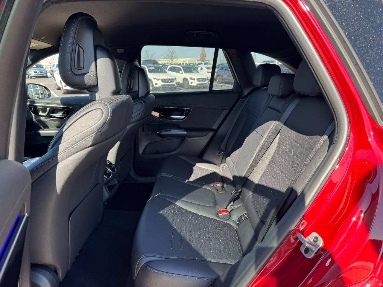 Mercedes-Benz GLC Vehicle Full-screen Gallery Image 8