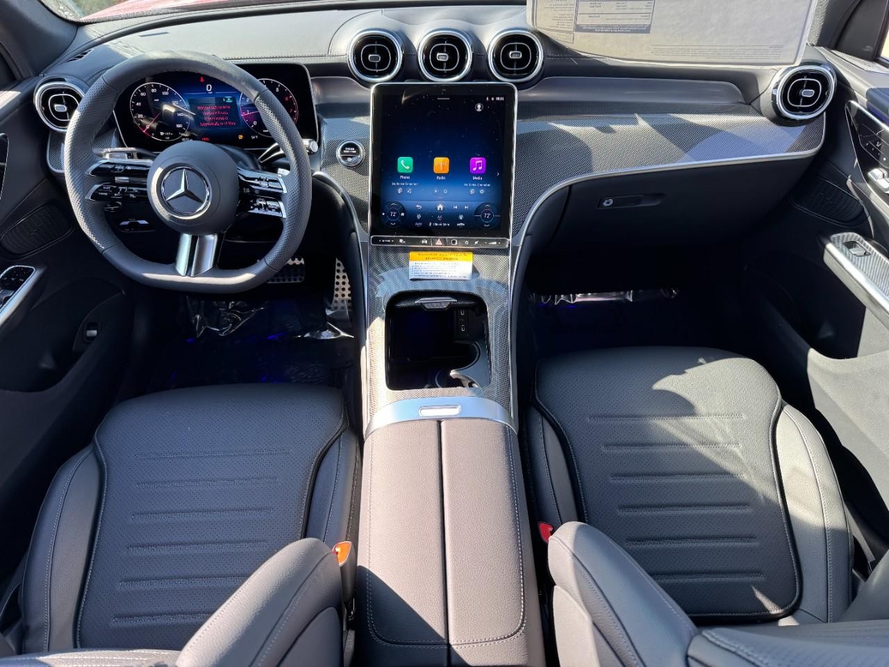 Mercedes-Benz GLC Vehicle Full-screen Gallery Image 11