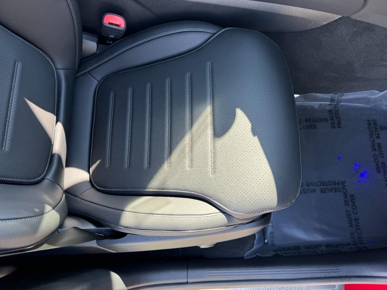 Mercedes-Benz GLC Vehicle Full-screen Gallery Image 16