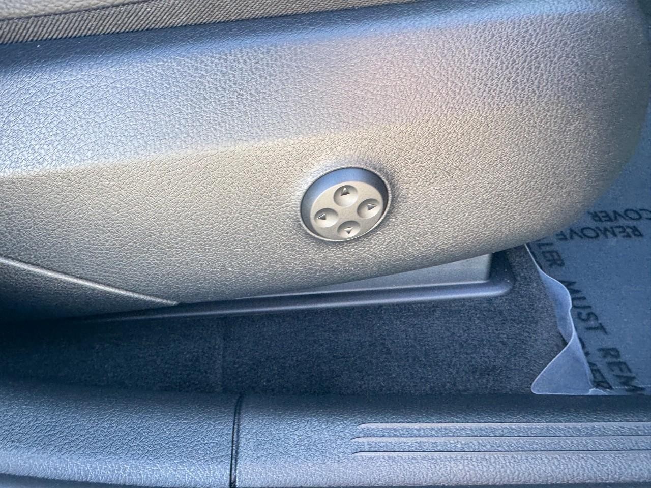 Mercedes-Benz GLC Vehicle Full-screen Gallery Image 17