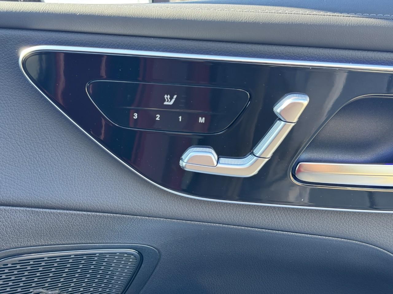 Mercedes-Benz GLC Vehicle Full-screen Gallery Image 18