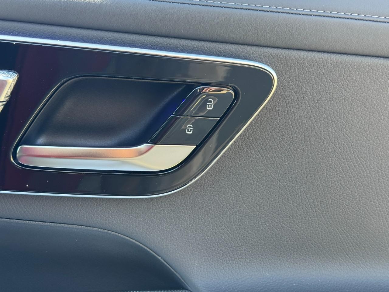 Mercedes-Benz GLC Vehicle Full-screen Gallery Image 19