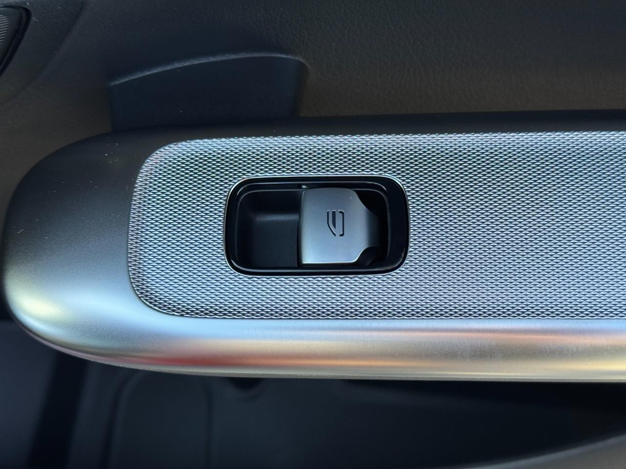 Mercedes-Benz GLC Vehicle Full-screen Gallery Image 20