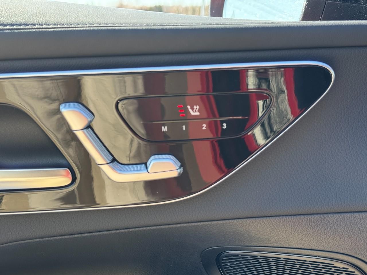 Mercedes-Benz GLC Vehicle Full-screen Gallery Image 21