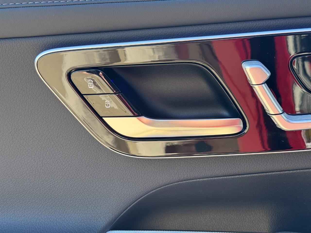 Mercedes-Benz GLC Vehicle Full-screen Gallery Image 22