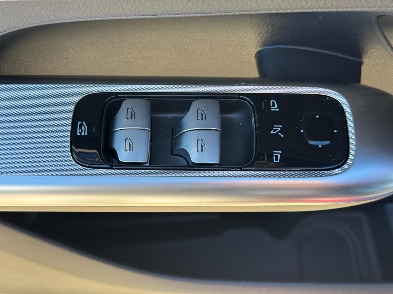 Mercedes-Benz GLC Vehicle Full-screen Gallery Image 23