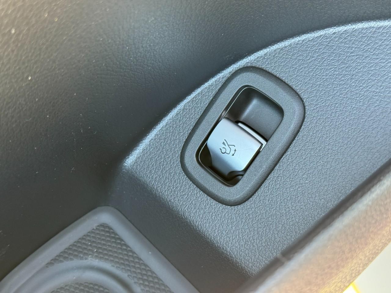 Mercedes-Benz GLC Vehicle Full-screen Gallery Image 24