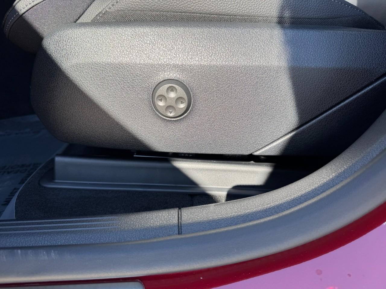 Mercedes-Benz GLC Vehicle Full-screen Gallery Image 27