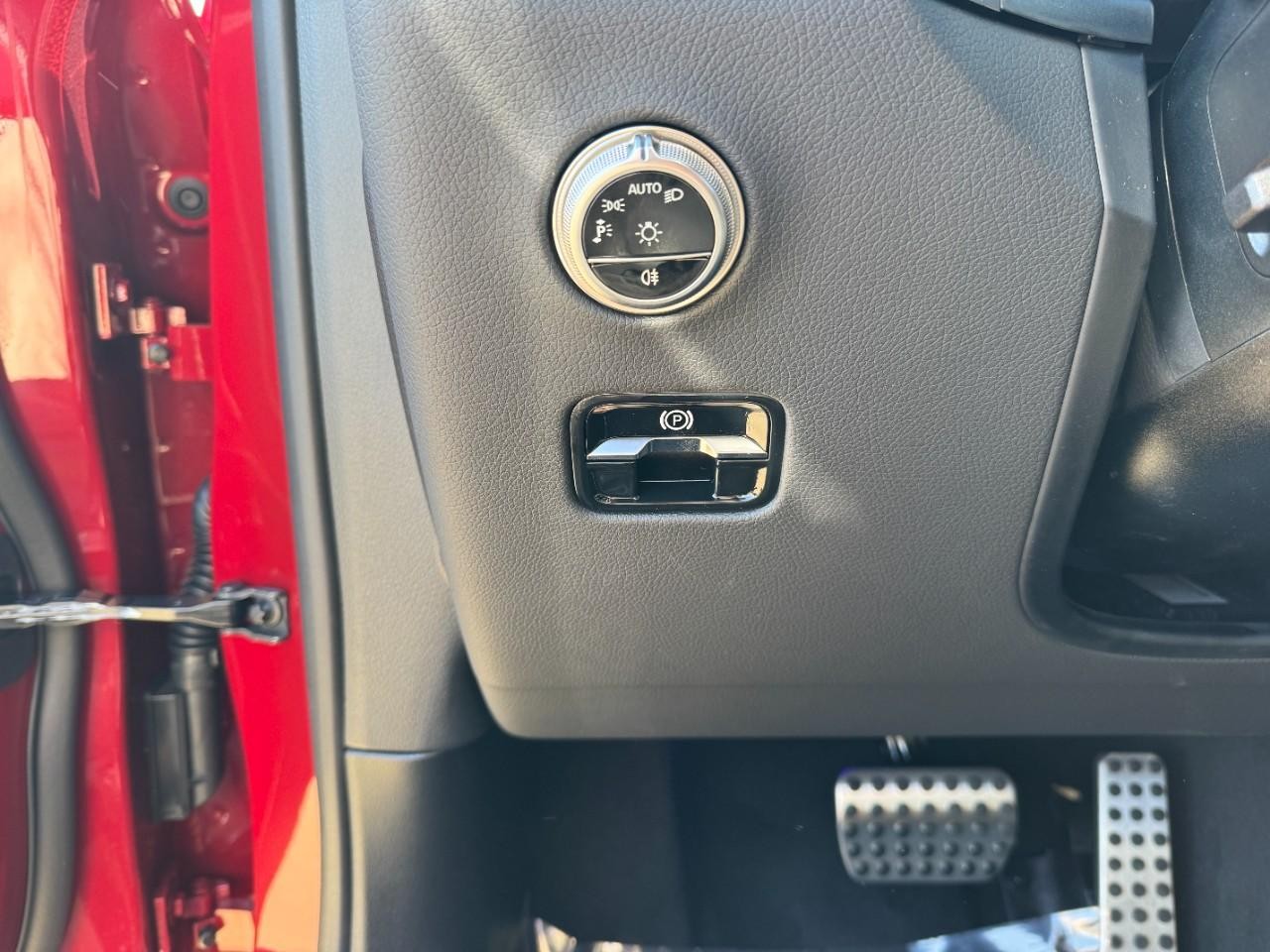 Mercedes-Benz GLC Vehicle Full-screen Gallery Image 28