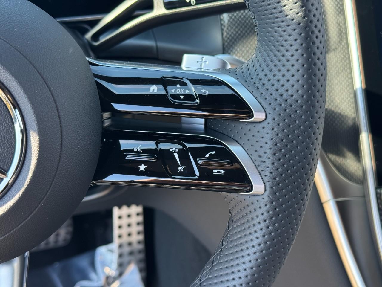 Mercedes-Benz GLC Vehicle Full-screen Gallery Image 30