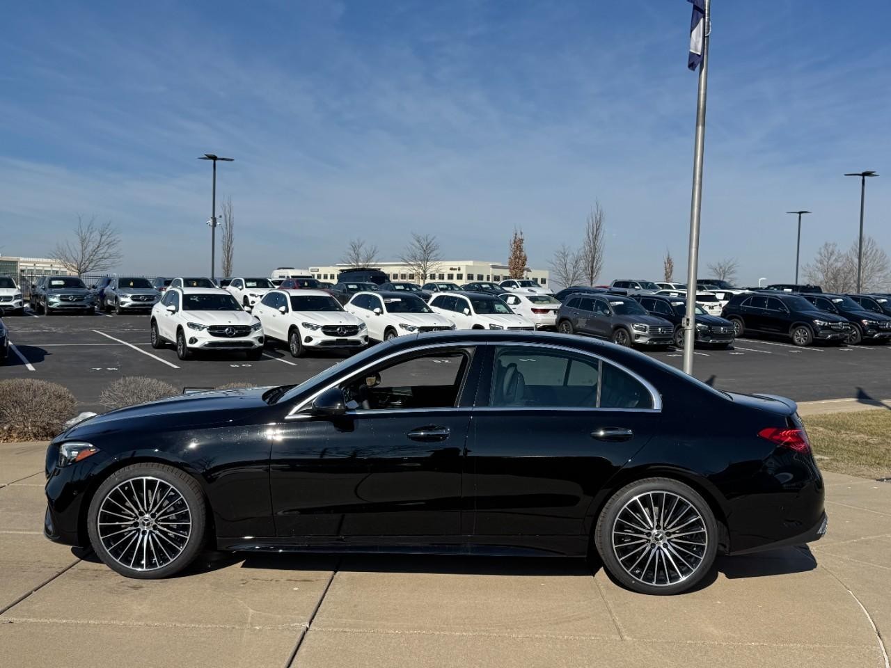 Mercedes-Benz C-Class Vehicle Full-screen Gallery Image 2