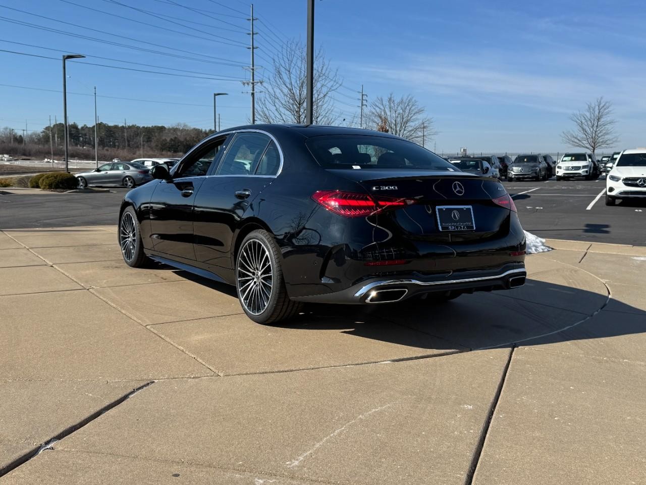 Mercedes-Benz C-Class Vehicle Full-screen Gallery Image 3