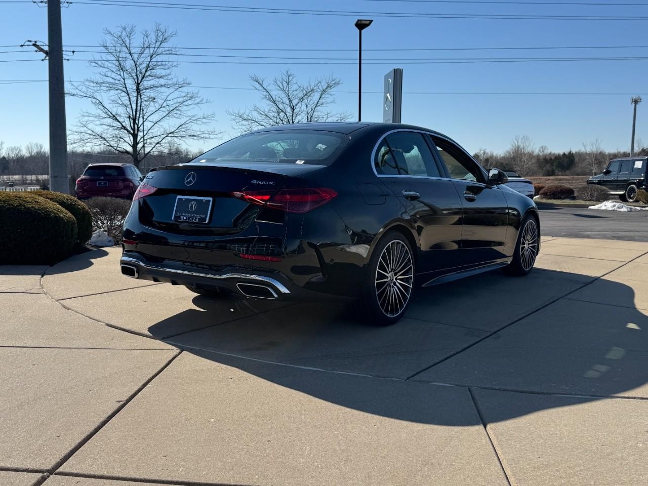 Mercedes-Benz C-Class Vehicle Full-screen Gallery Image 4