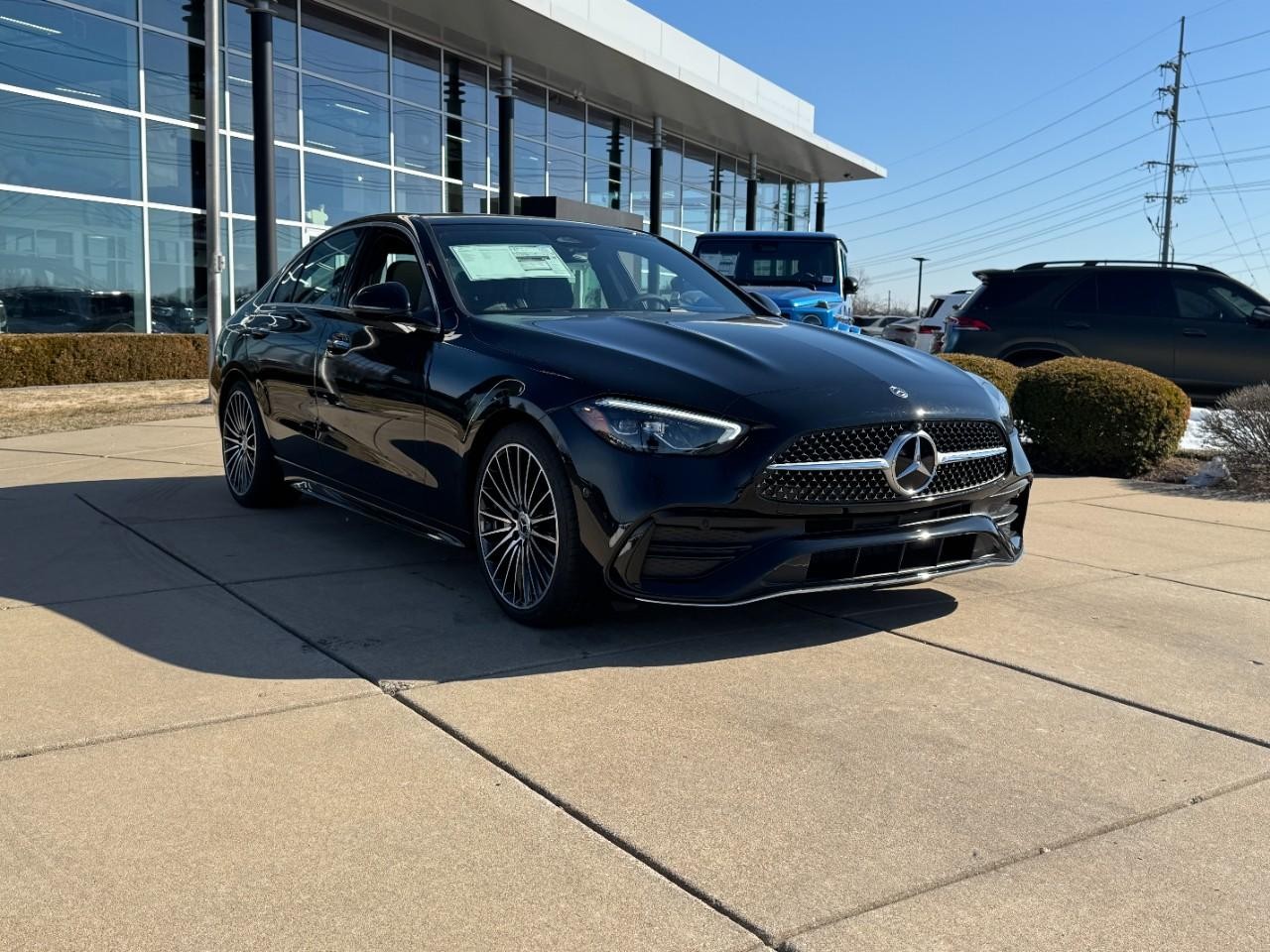 Mercedes-Benz C-Class Vehicle Full-screen Gallery Image 6