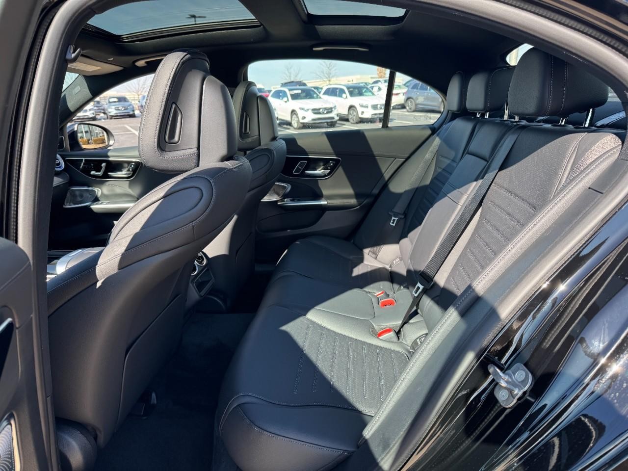 Mercedes-Benz C-Class Vehicle Full-screen Gallery Image 8