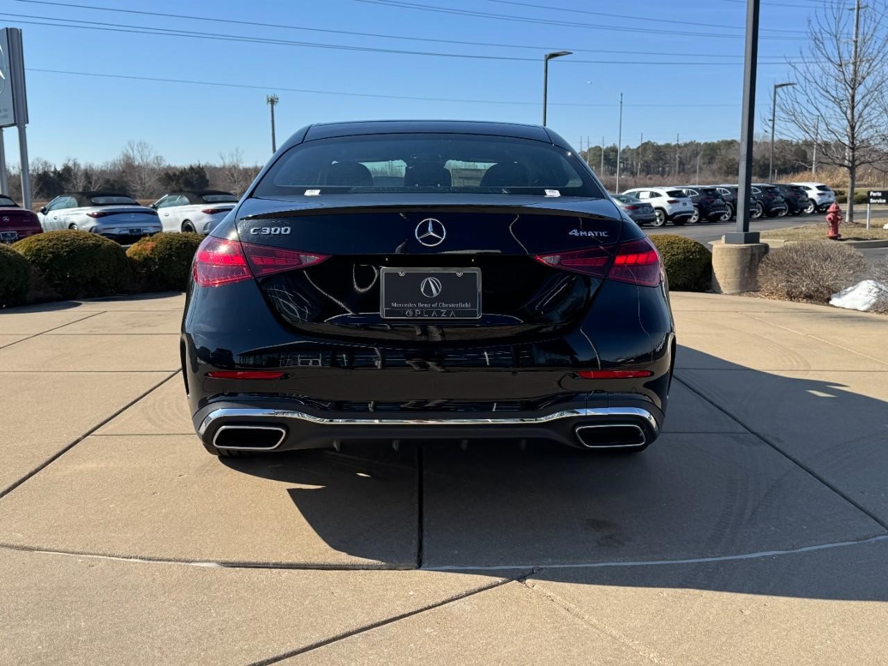 Mercedes-Benz C-Class Vehicle Full-screen Gallery Image 9