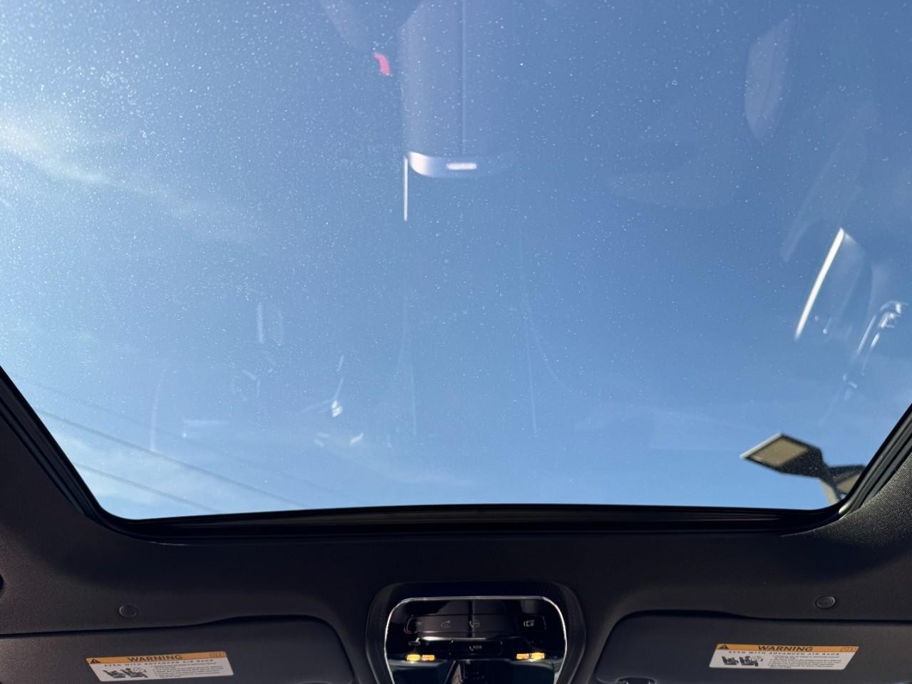 Mercedes-Benz C-Class Vehicle Full-screen Gallery Image 11