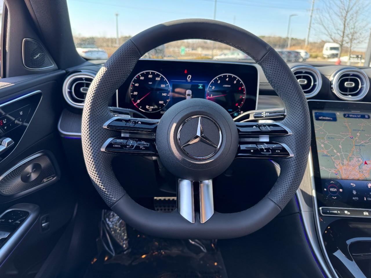 Mercedes-Benz C-Class Vehicle Full-screen Gallery Image 13