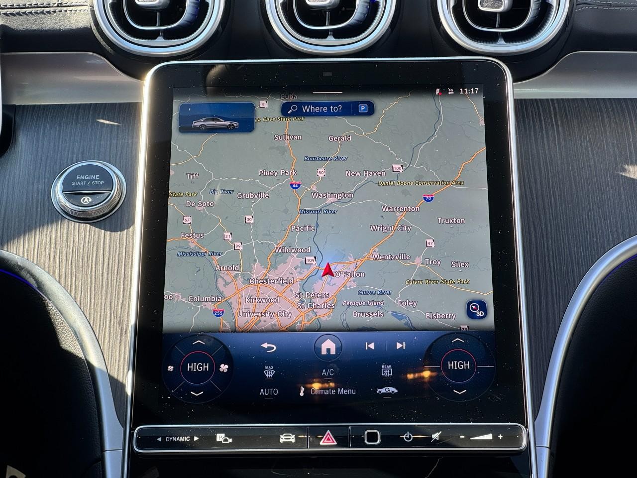 Mercedes-Benz C-Class Vehicle Full-screen Gallery Image 14