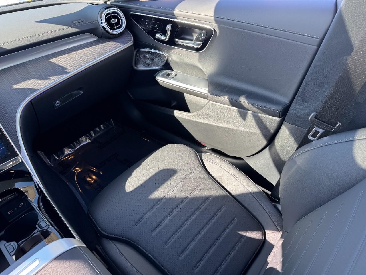 Mercedes-Benz C-Class Vehicle Full-screen Gallery Image 15