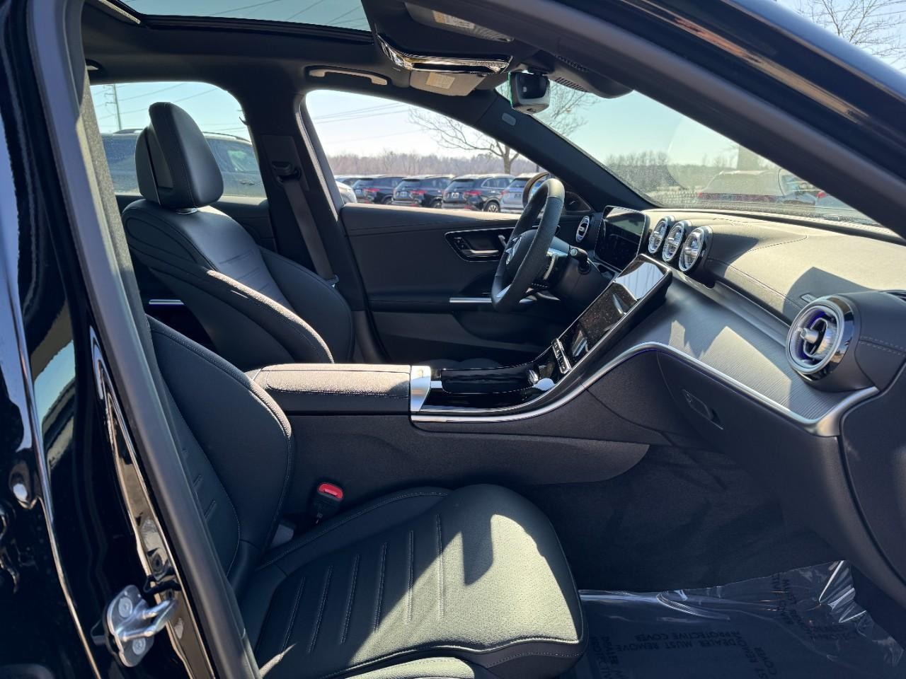 Mercedes-Benz C-Class Vehicle Full-screen Gallery Image 16