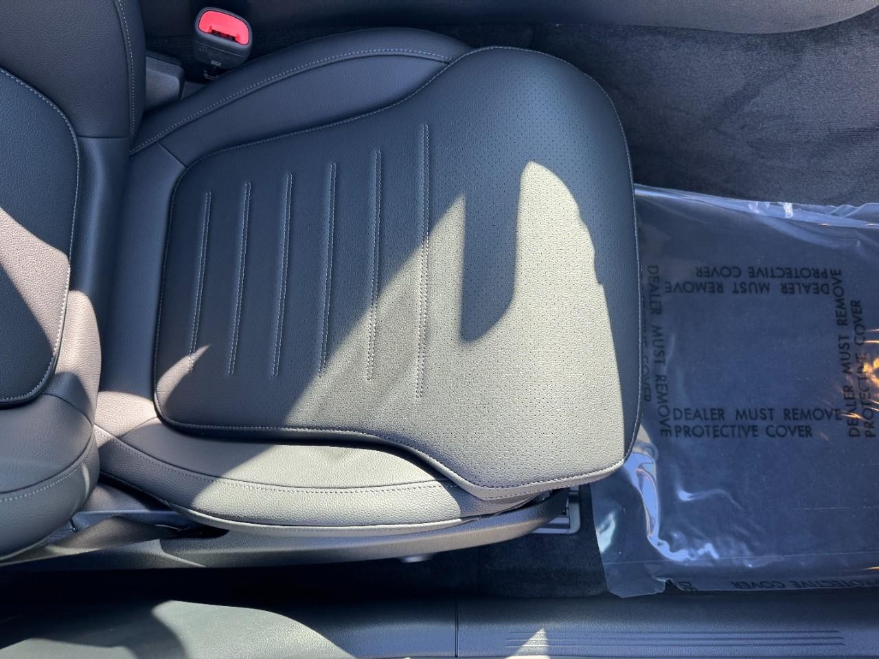 Mercedes-Benz C-Class Vehicle Full-screen Gallery Image 17