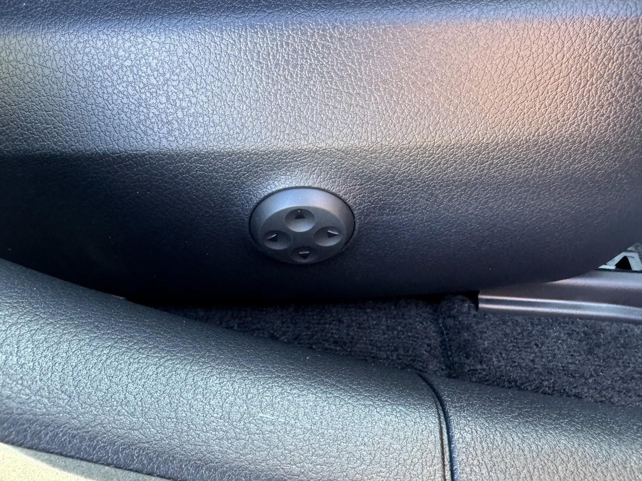 Mercedes-Benz C-Class Vehicle Full-screen Gallery Image 18