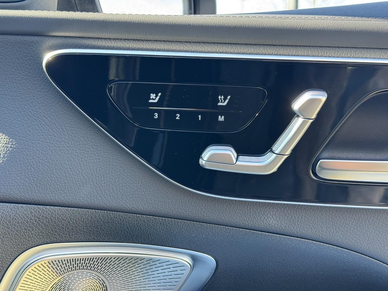 Mercedes-Benz C-Class Vehicle Full-screen Gallery Image 19