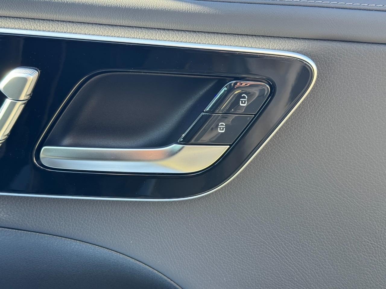 Mercedes-Benz C-Class Vehicle Full-screen Gallery Image 20