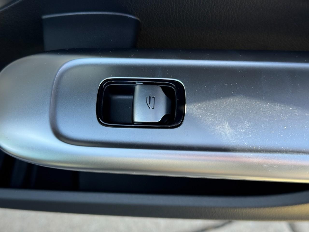 Mercedes-Benz C-Class Vehicle Full-screen Gallery Image 21