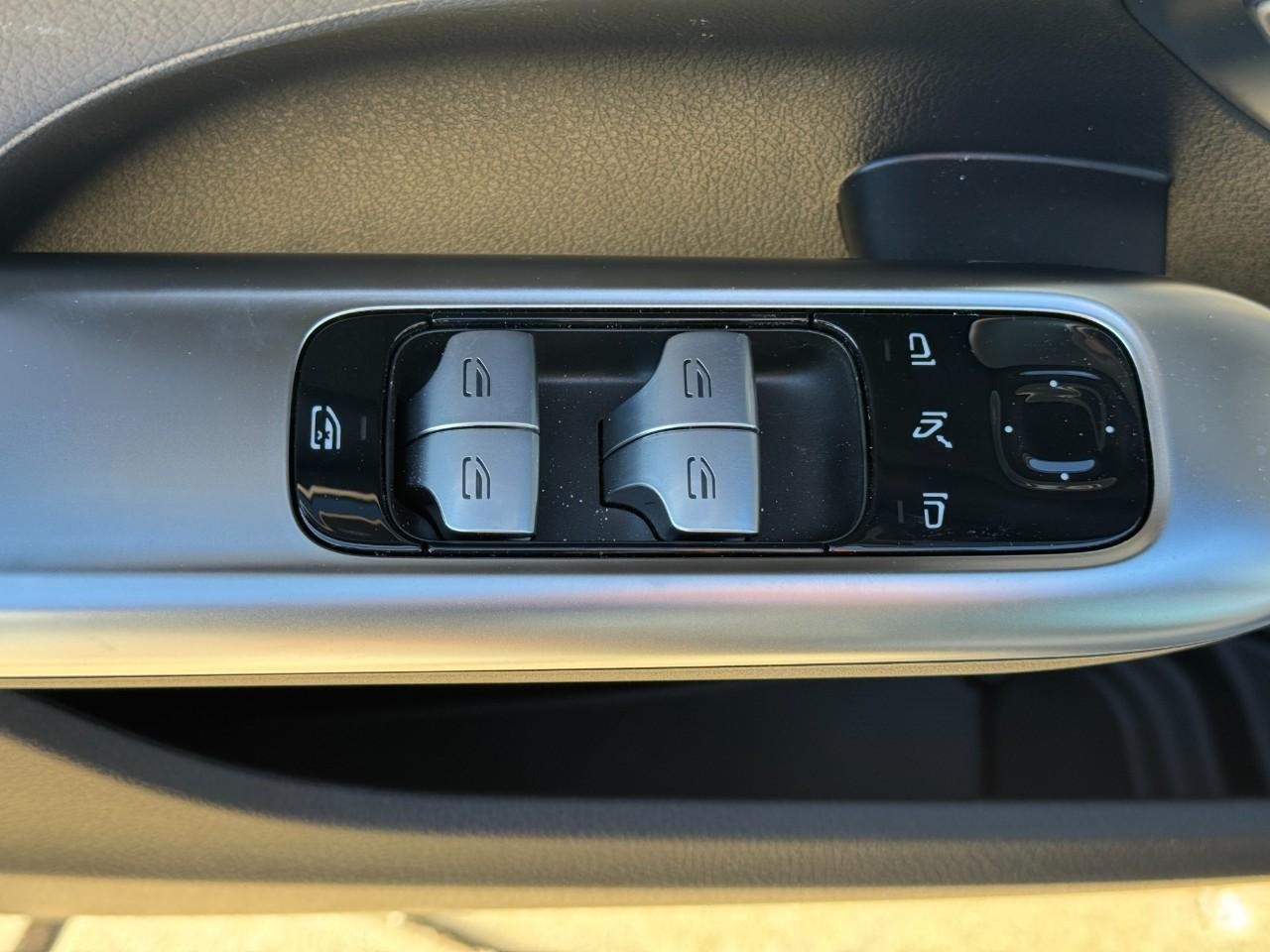 Mercedes-Benz C-Class Vehicle Full-screen Gallery Image 24