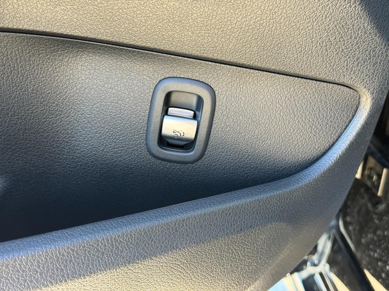 Mercedes-Benz C-Class Vehicle Full-screen Gallery Image 26