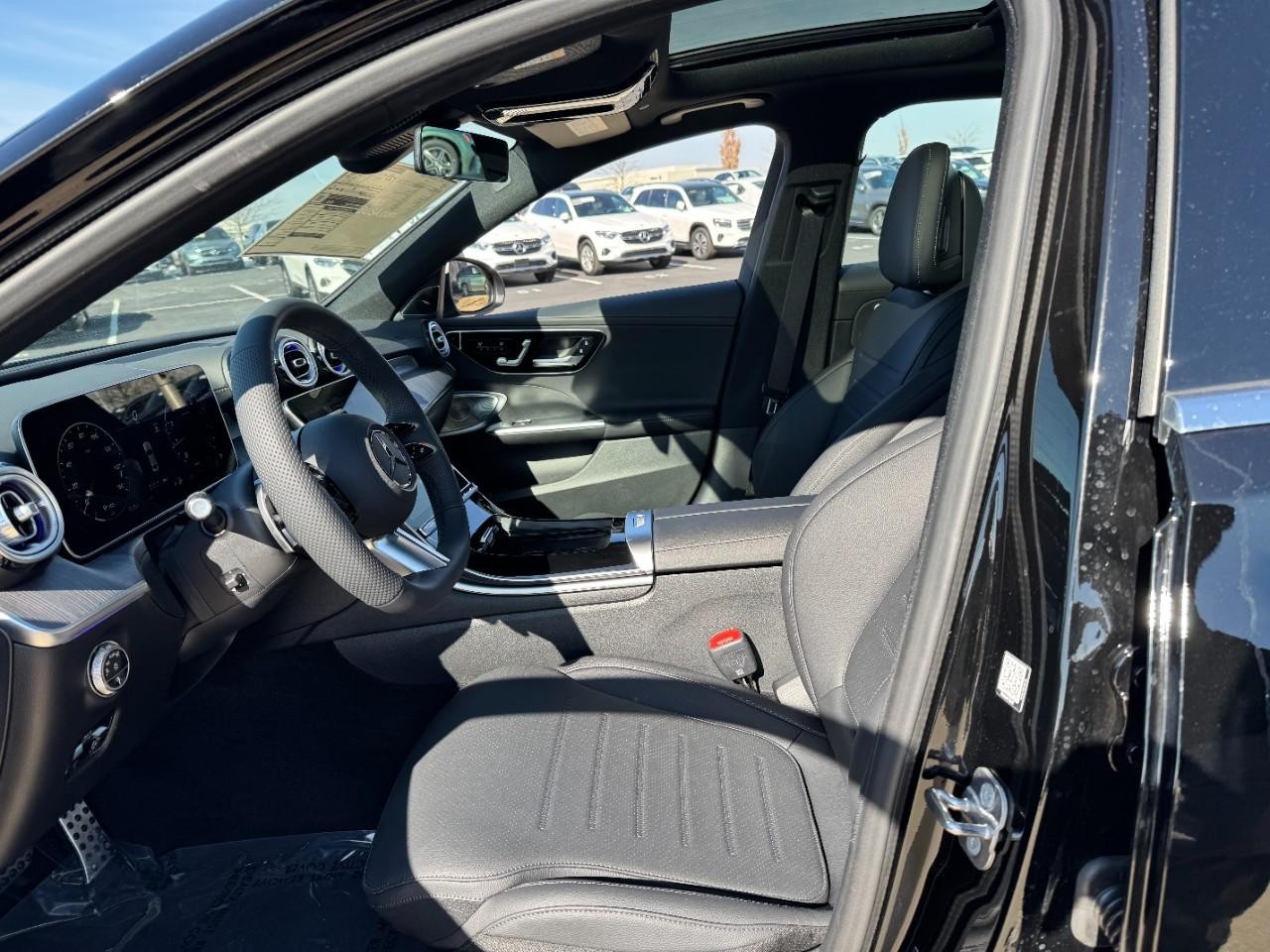 Mercedes-Benz C-Class Vehicle Full-screen Gallery Image 27