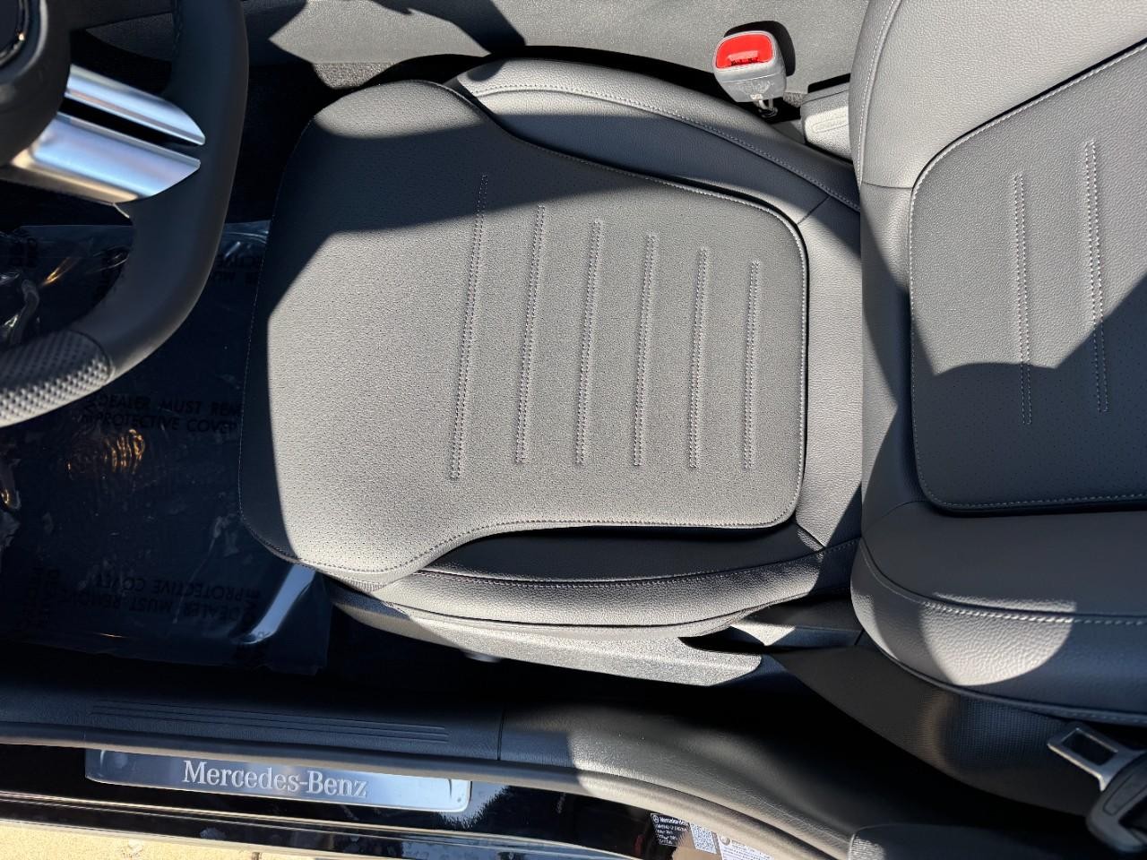 Mercedes-Benz C-Class Vehicle Full-screen Gallery Image 28